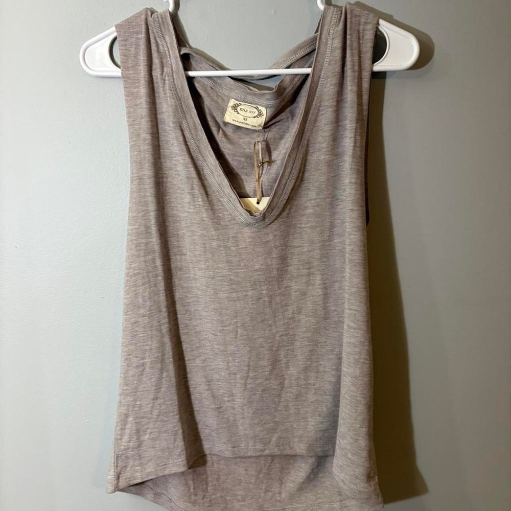 NWT Mia Joy grey tank top with cowl neck and tie detail‎